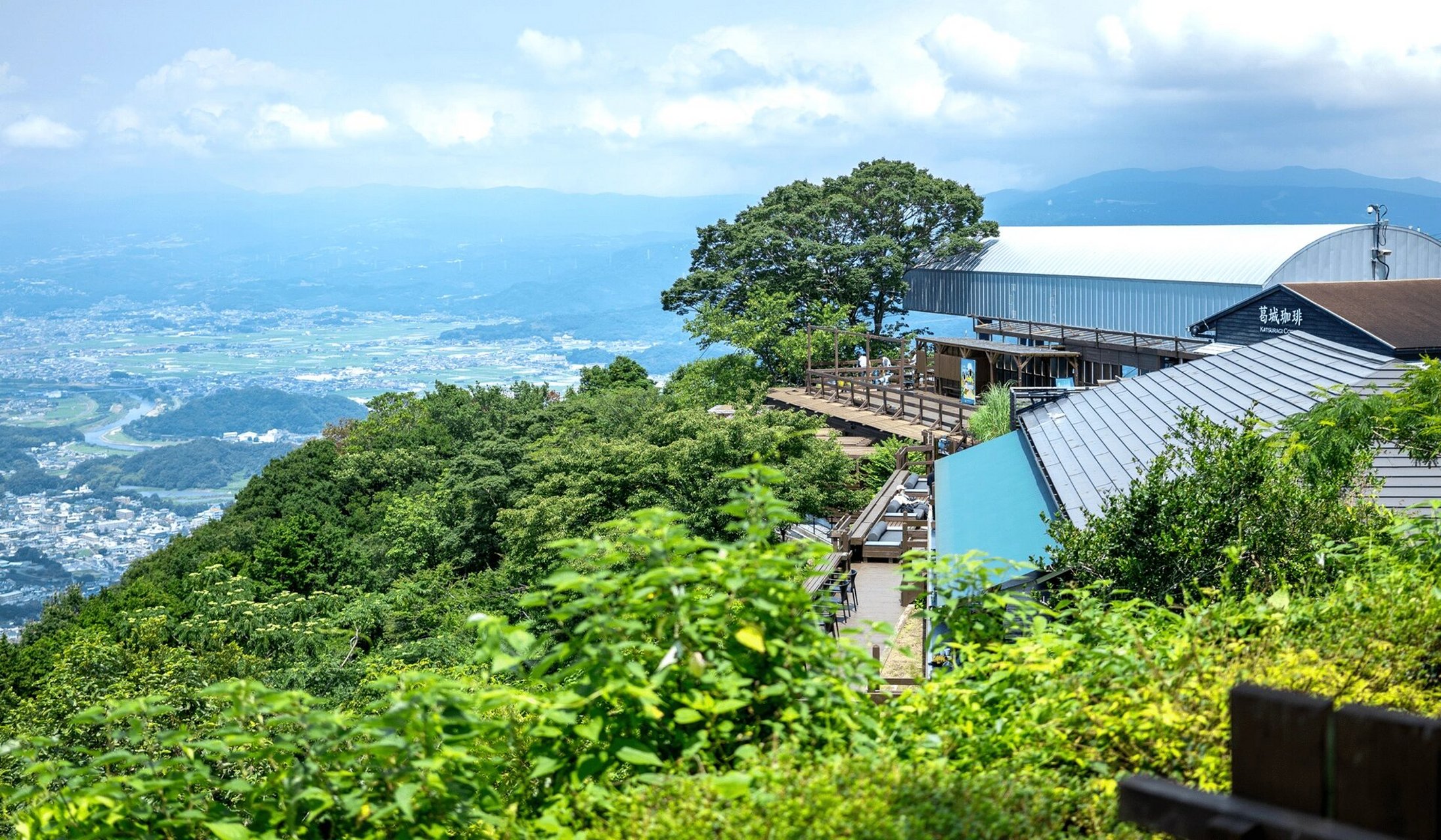 山顶区域坐落在葛城山丰富的自然环境中,分布着咖啡馆,咖啡店,沙发