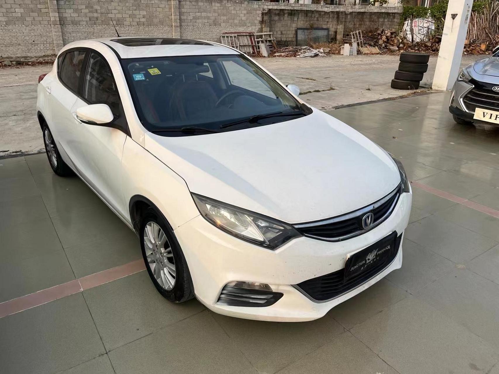 1万多 沪户 14年长安逸动两厢车1.