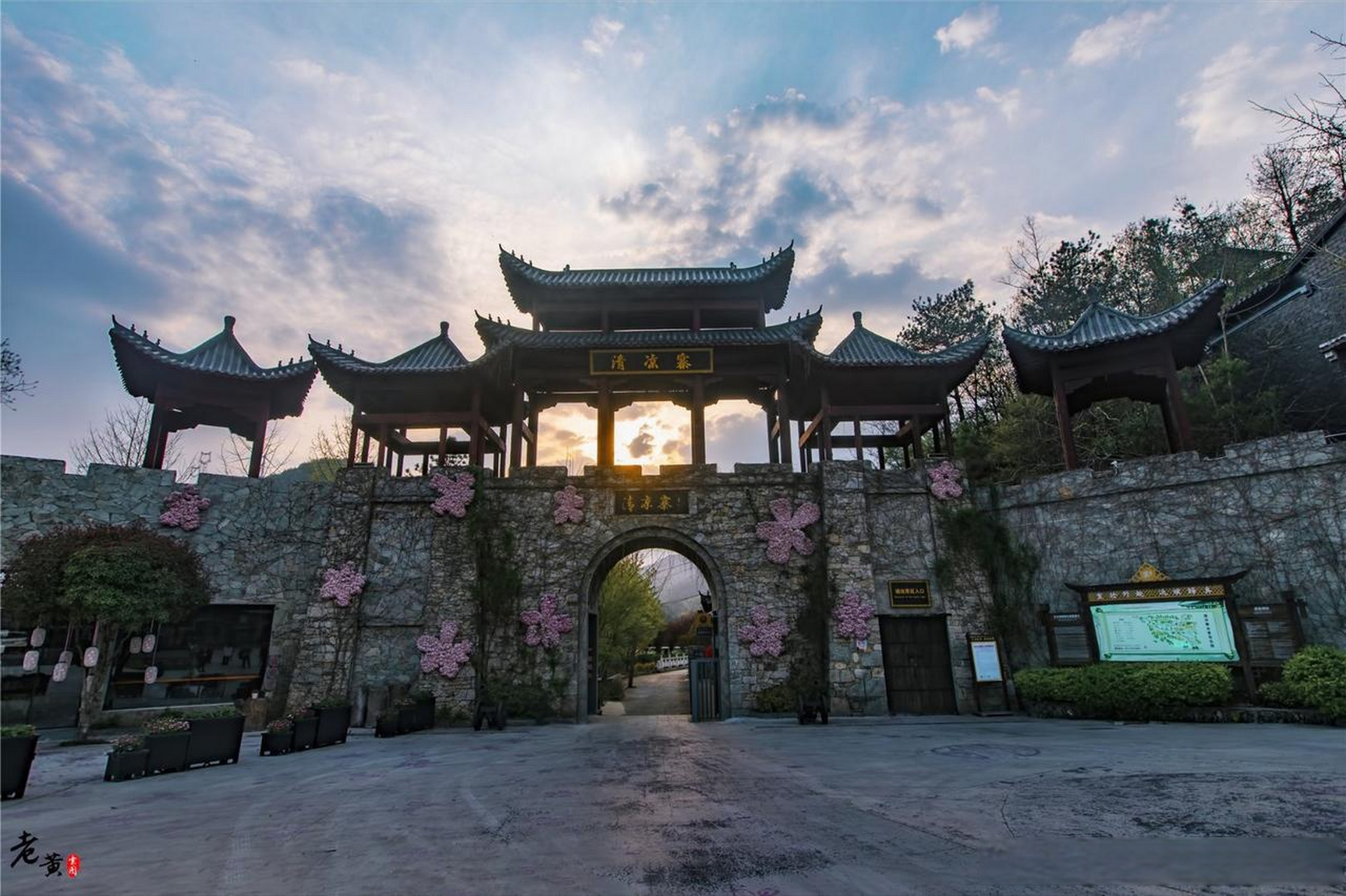 春游季一种很放肆的春游 武汉黄陂区的清凉寨旅游区是一个以自然风光