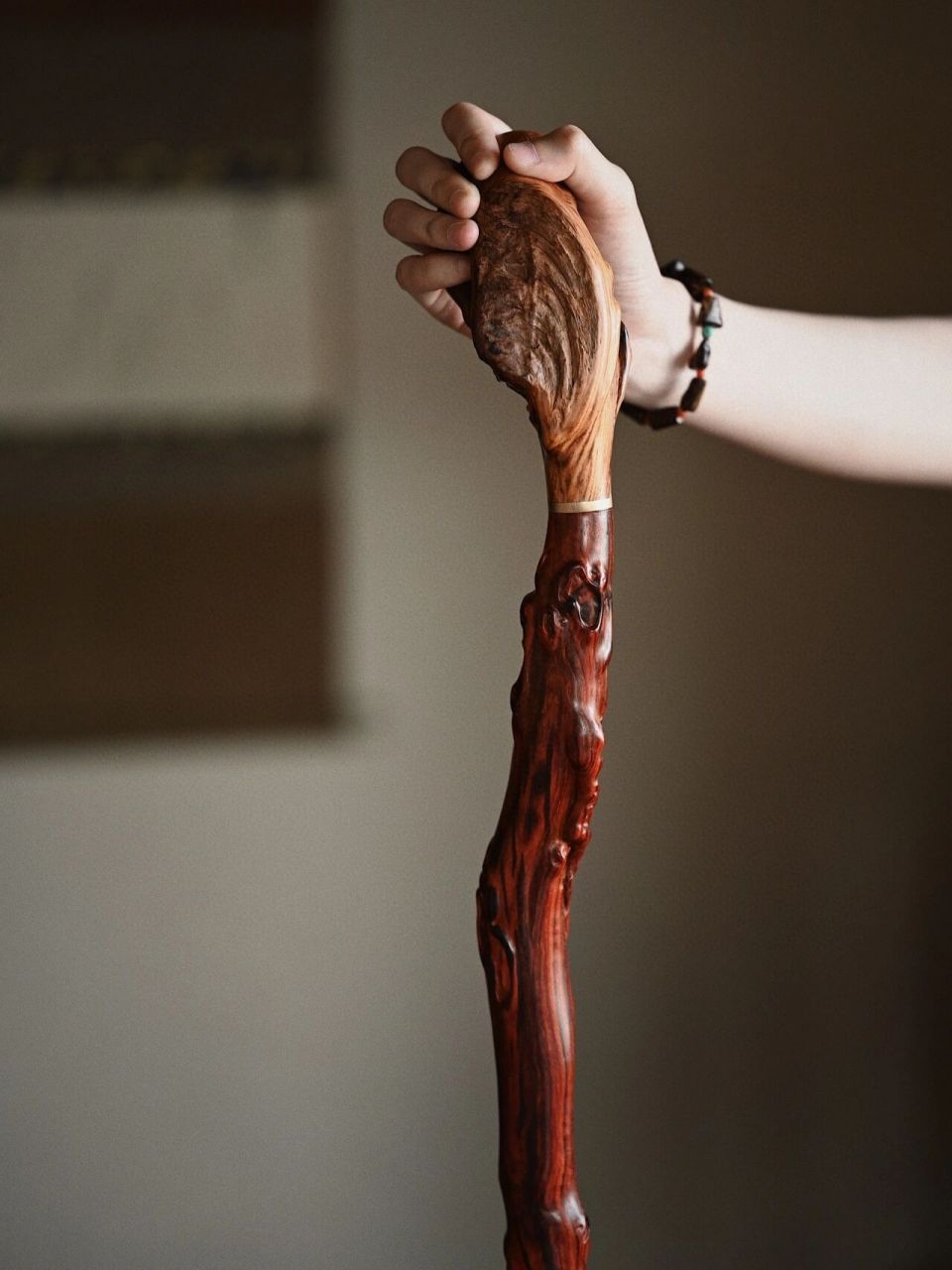 气质温文儒雅,无论陈设持用,皆可彰文人雅趣 紫檀x黄花梨"龙头文人杖"