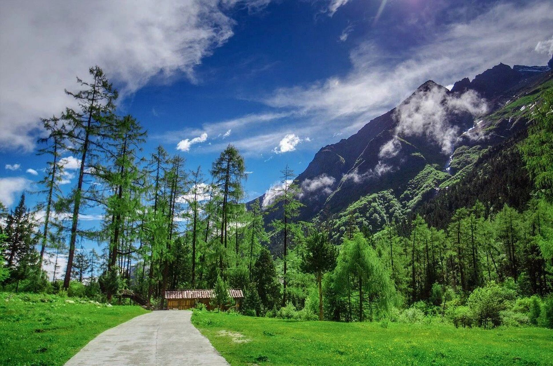毕棚沟有川西小瑞士的美称,夏季到毕棚沟,凉凉爽爽的,而且夏季的 