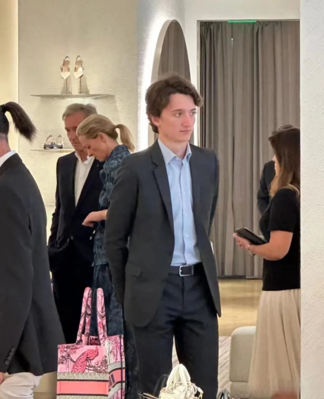 【lv老板逛北京skp 顶着40度高温,世界首富lvmh事长阿尔诺巡店北京skp