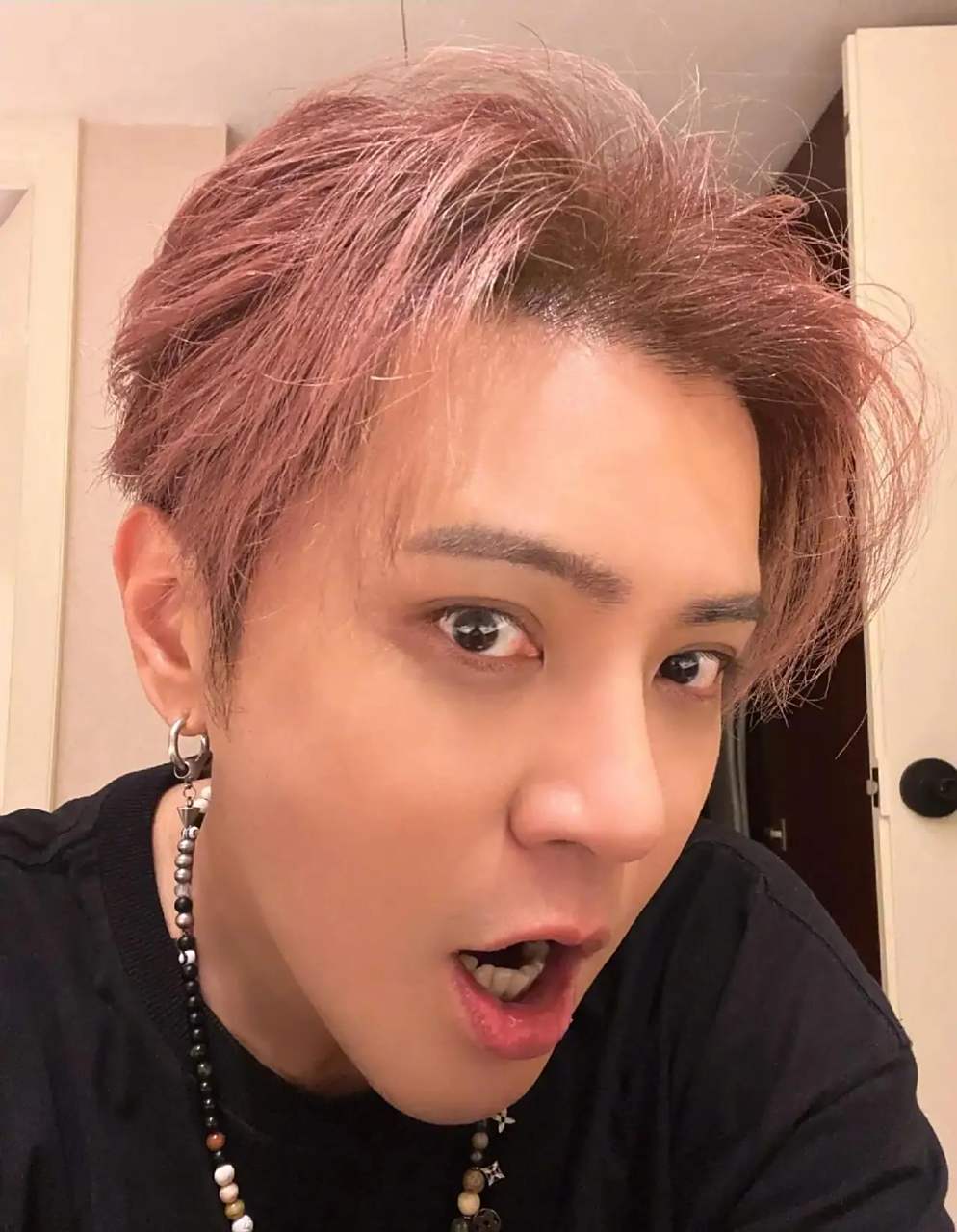 罗志祥在元宵节发布自拍照片,祝福大家节日快乐,这一温馨的举动迅速