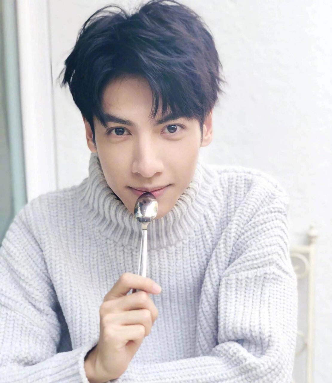 罗云熙    /罗云熙出生于成都市,因为父亲是舞蹈老师,所以在他五岁时