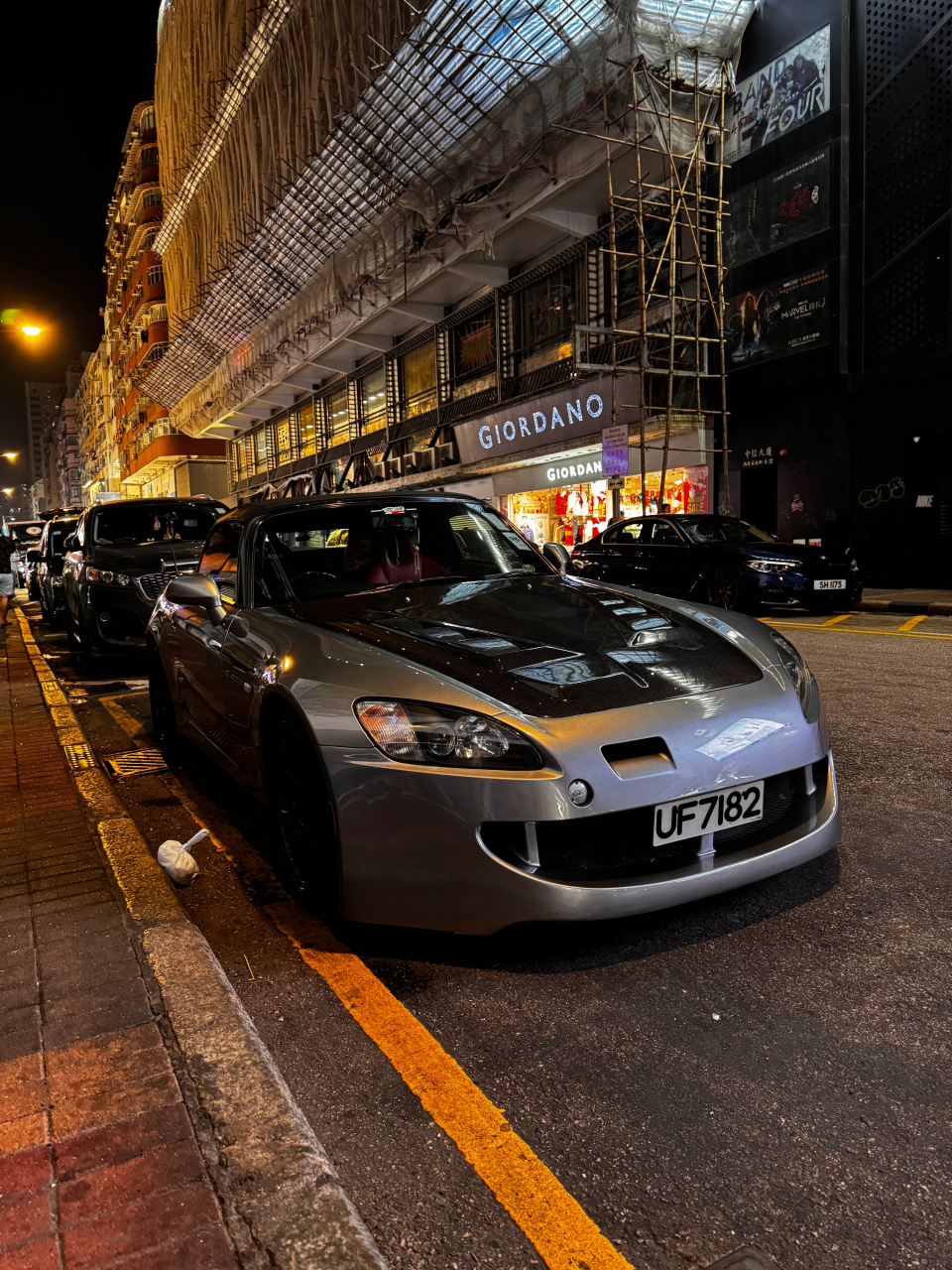 昨晚路边见到了一辆本田s2000,f20c的机子最高转速能干到8800转,有开