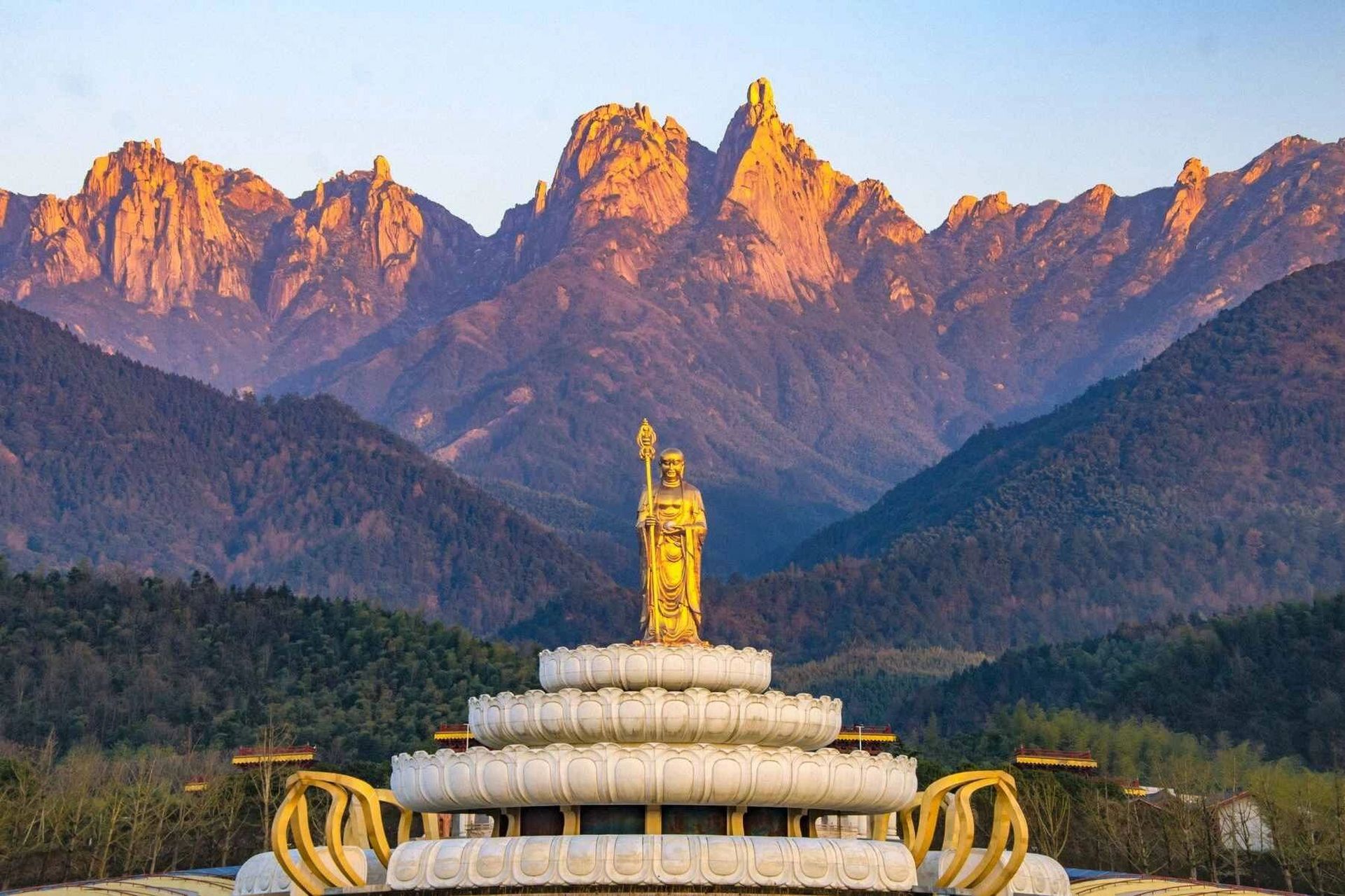 九华山,古称陵阳山,九子山,为"中国佛教四大名山"之一