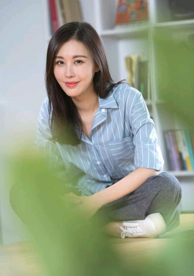 田朴珺这回风格大变! 穿蓝色条纹衬衫配灰色阔腿裤,优雅又高级!