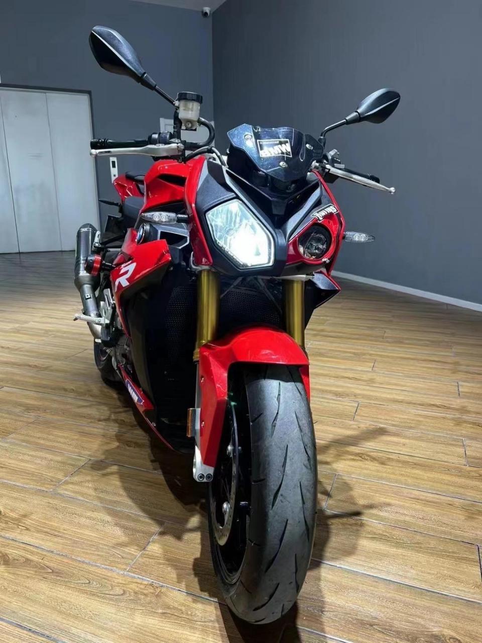 17年大贸宝马s1000r 高配版 原厂天蝎排气 精品车况 06:9.5w宝马单r