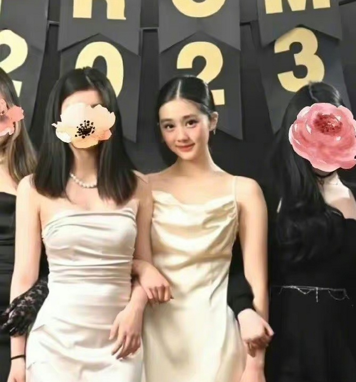 17岁黄多多近照认不出,化浓妆穿吊带装扮时尚