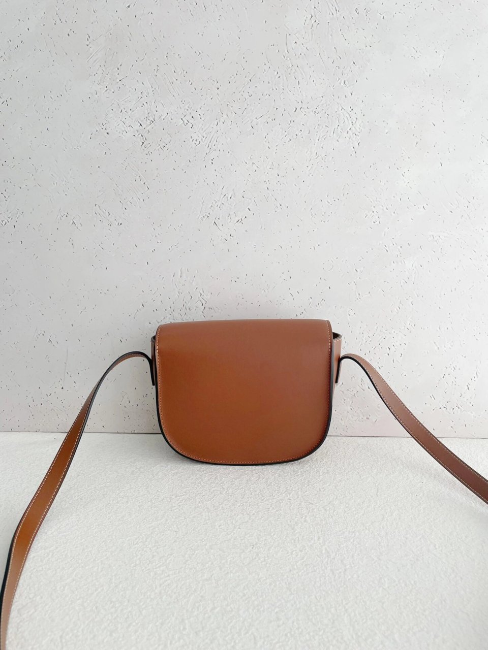 celine全皮焦糖色浮雕马鞍包 celine 赛琳 全皮焦糖色 浮雕凯旋门logo