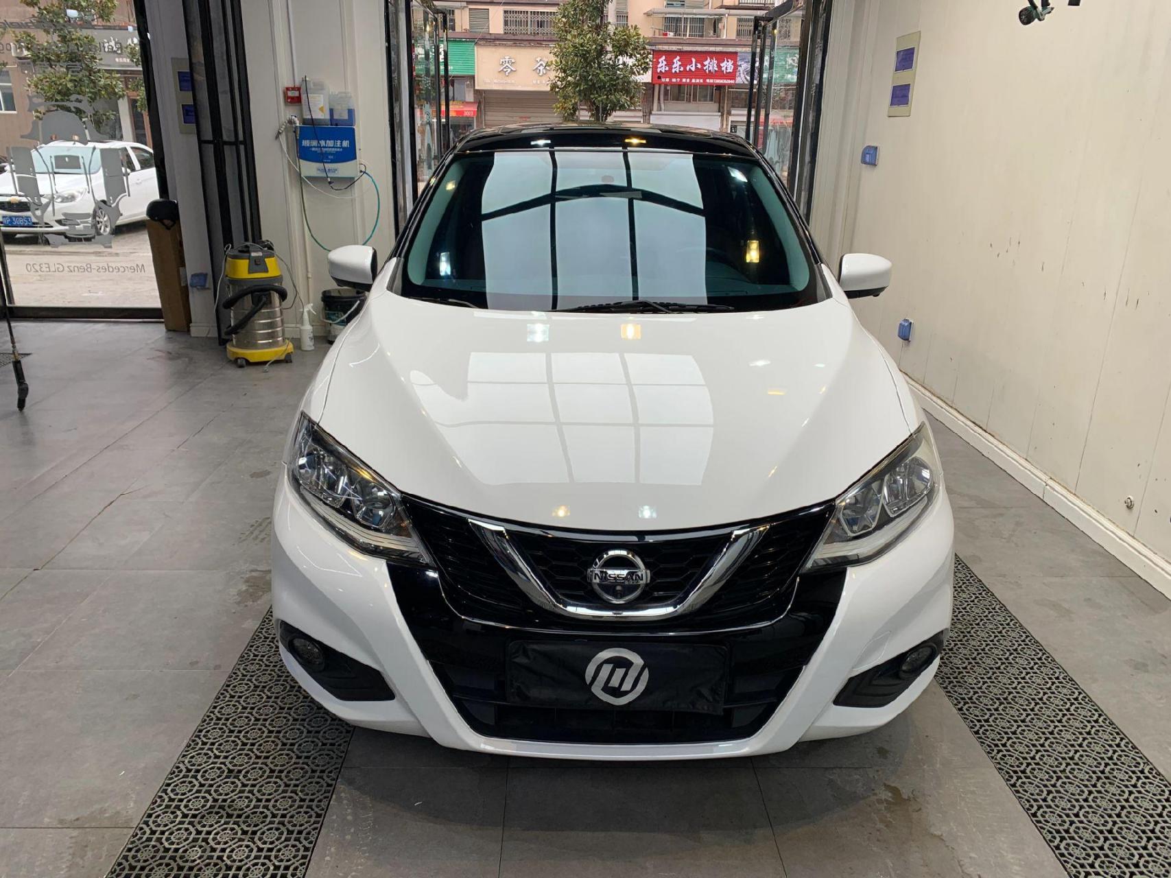 尼桑骐达黑白双拼改色,这样开出去才好看嘛!