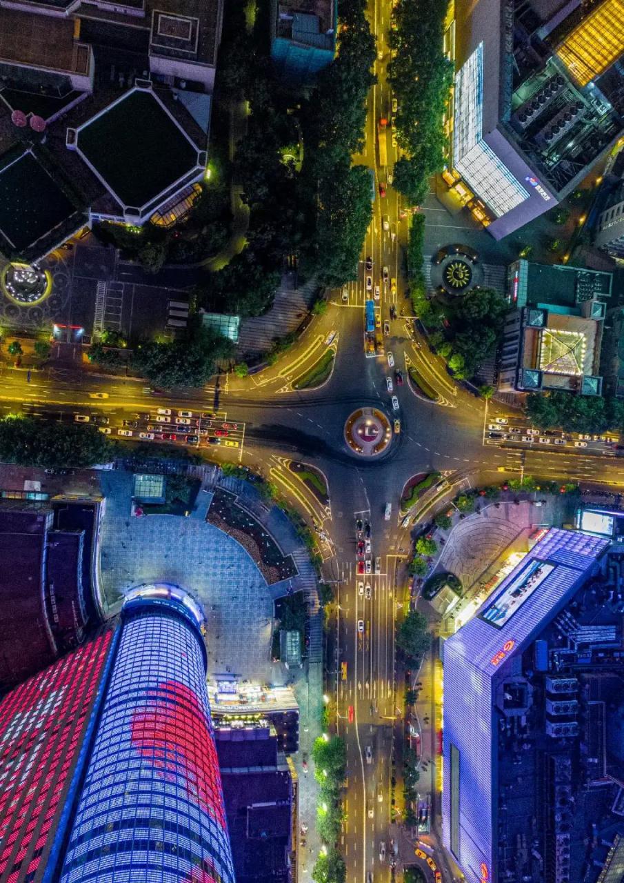 俯瞰南京鼓楼转盘,有两只孔雀形状的绿化带,以此为中心有5条公路,按顺