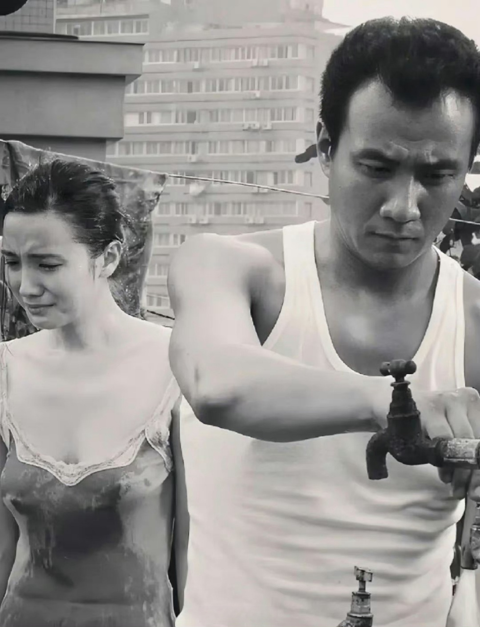 胡军宋佳《好奇害死猫》早期同框,氛围感好强,这个肤色差一下子把性