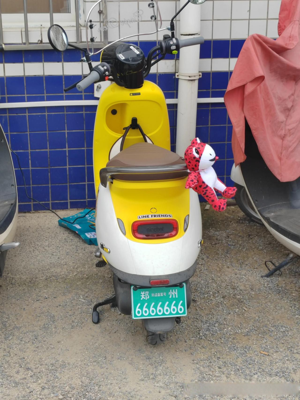 来所里办事,这电动车的车牌是一个比一个好呀,特别图2,这车牌号不知道