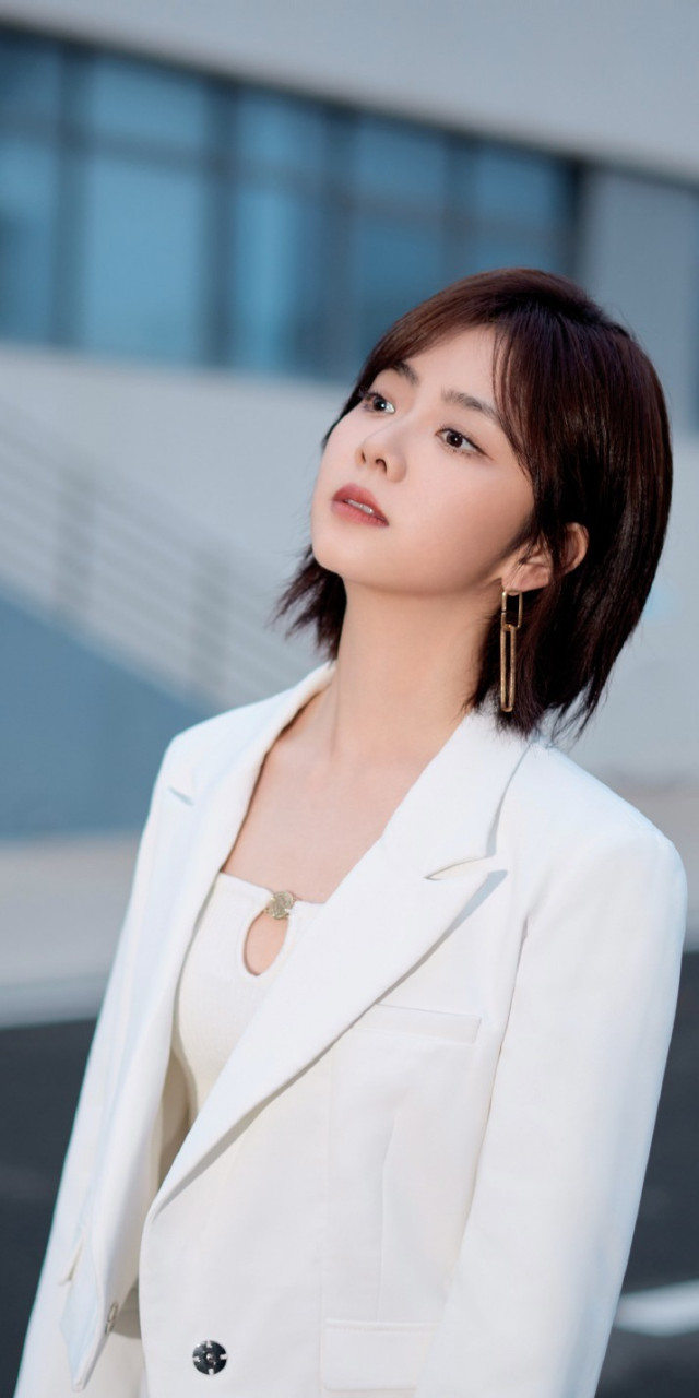 谭松韵白色西装利落干练壁纸组图