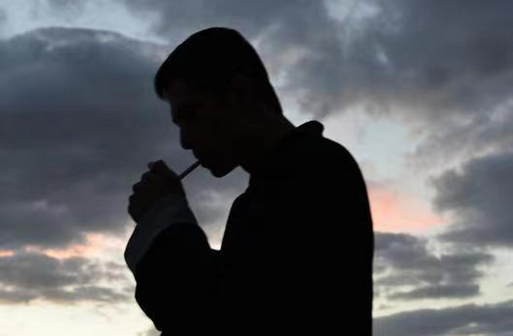 头条创作挑战赛男人抽烟的样子真帅 男人会在很累的时候抽根烟,为了