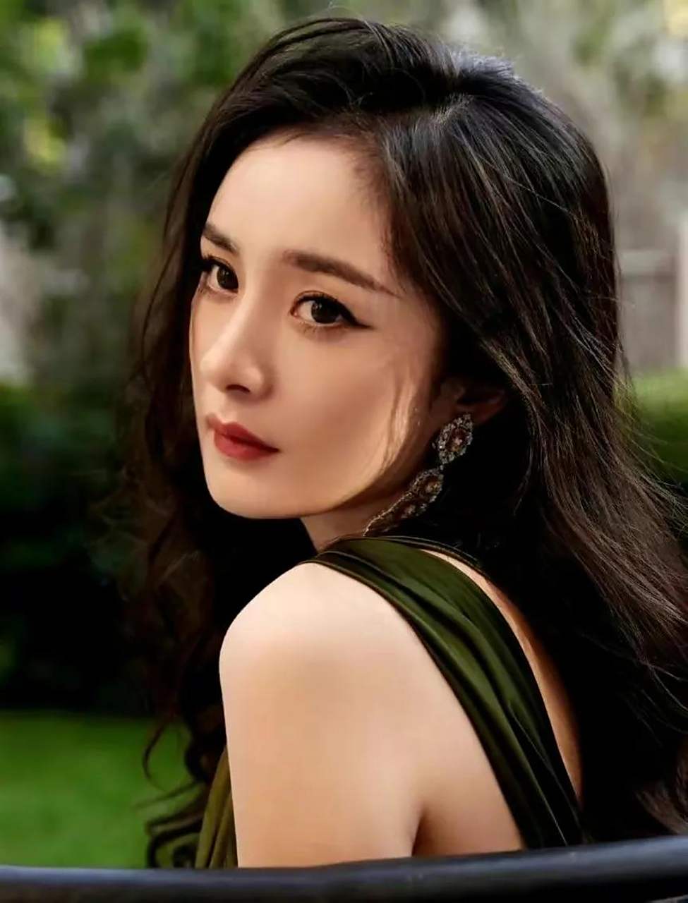 杨幂的狐狸眼充满了神秘感和吸引力,十分性感迷人.杨幂