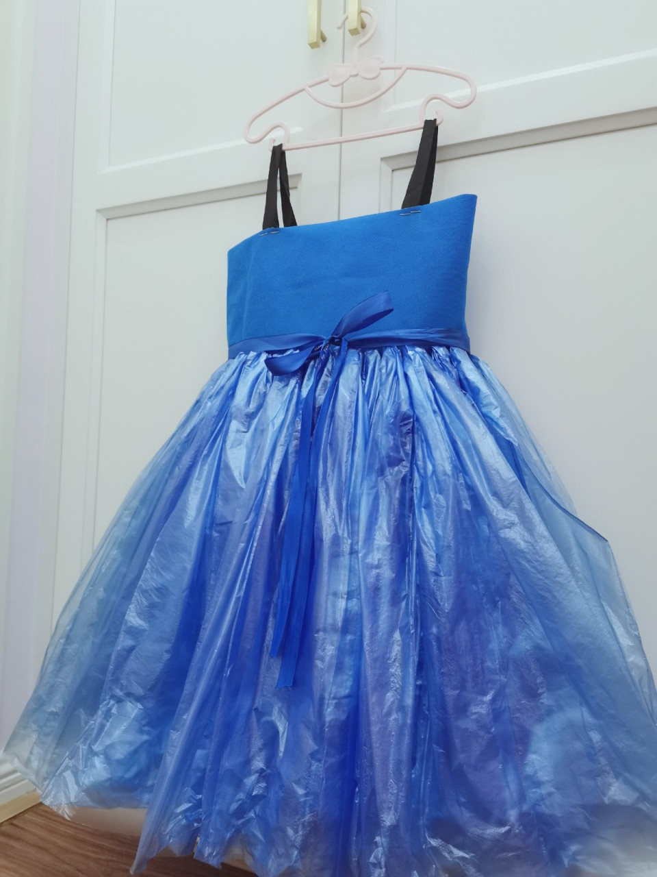 环保服手工97蓝色礼服裙 幼儿园的任务:制作孩子穿环保服装.