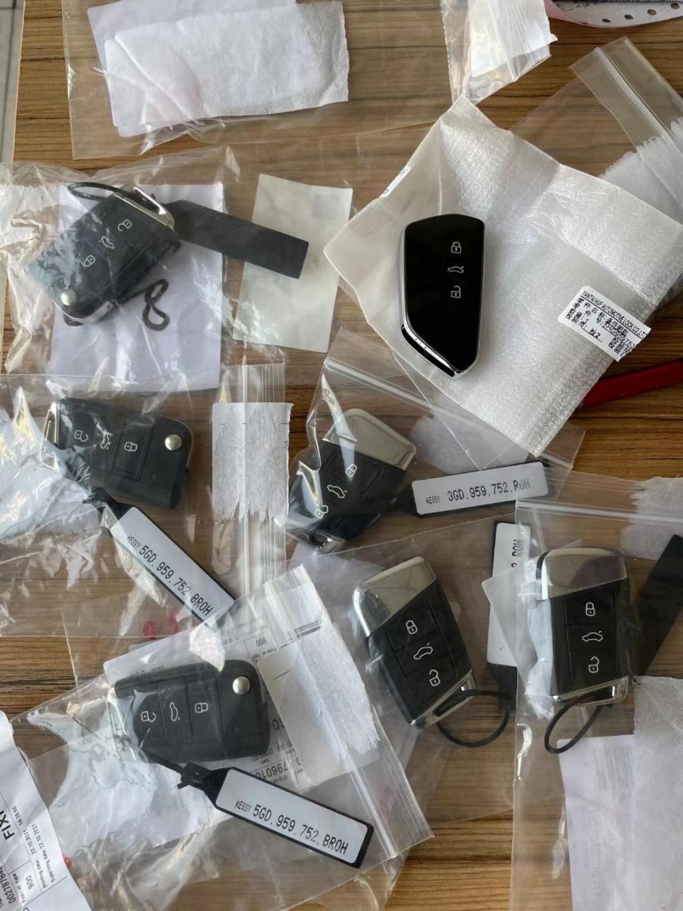 成都匹配汽车钥匙价位买车的时候汽车钥匙有两个,一定要收藏好哟,如果