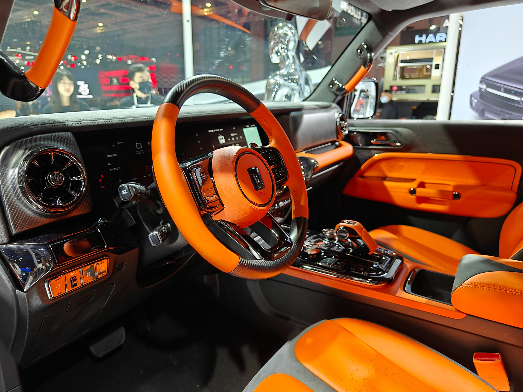 打卡超境汽车展台,这款改装的坦克300赛博骑士太吸睛了,全车武士黑