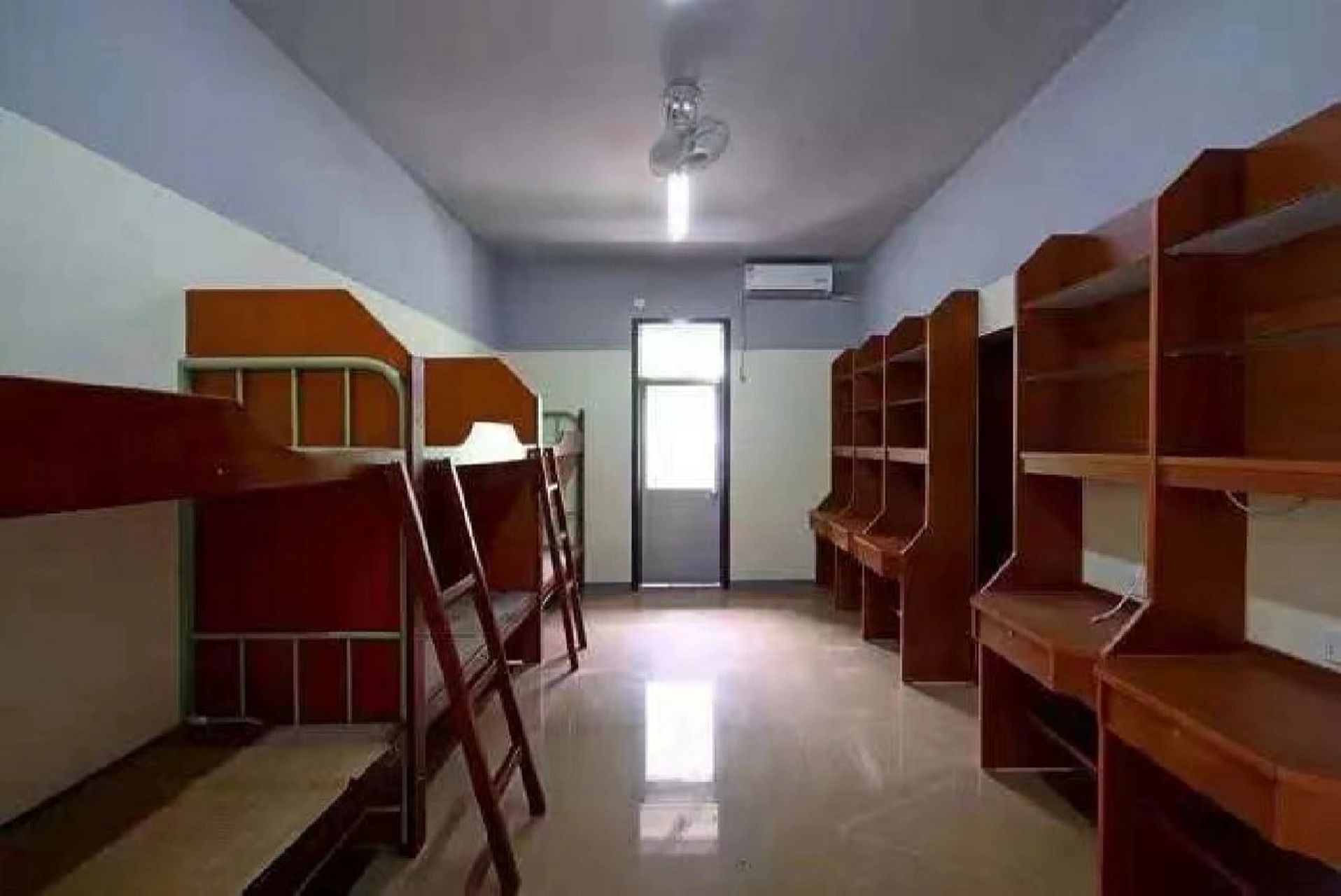 浙江金华科贸职业技术学院 p1p2是男生寝室 后面的是女生寝室 寝室内