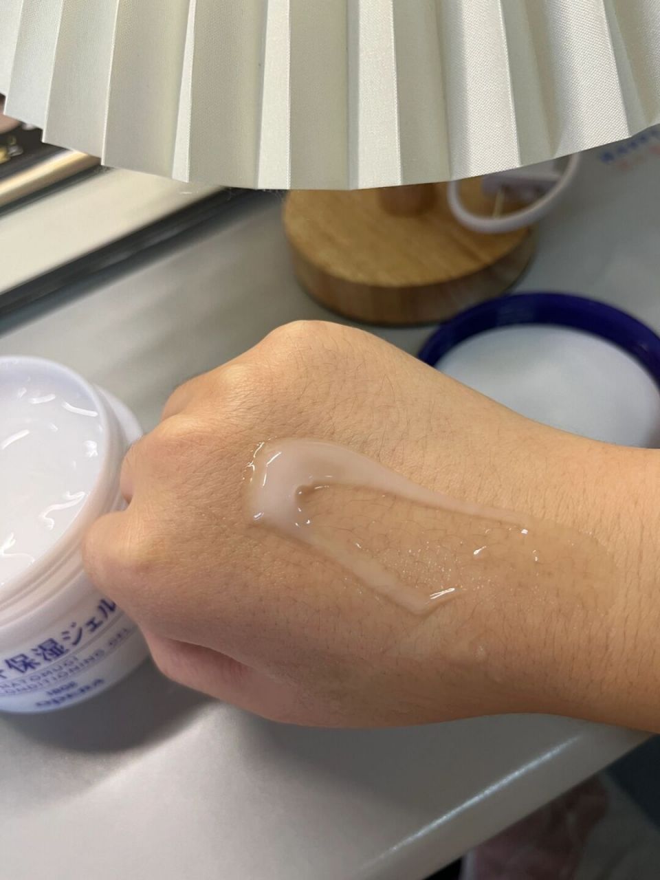 opera娥佩兰薏仁精华啫喱,啫喱质地,润润的,晚上睡觉之前脸上抹一层