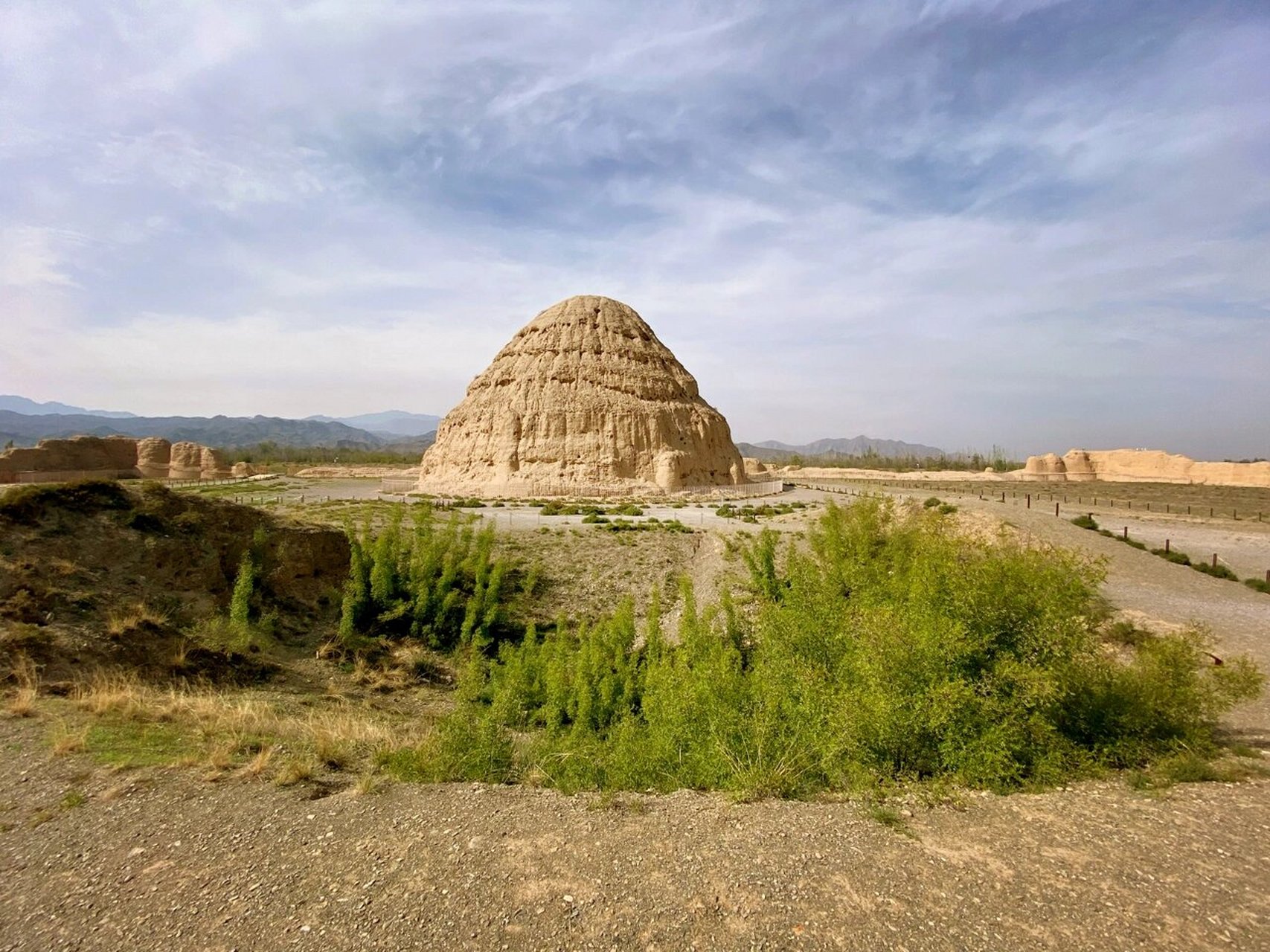 探秘西夏王陵  眼前是连绵不绝的贺兰山麓,背后是广阔的宁夏平原和