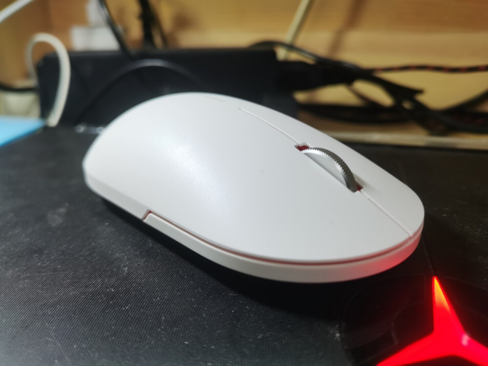 《安利推荐》49元,小米无线鼠标2 小米无线鼠标2采用极简设计,拥有