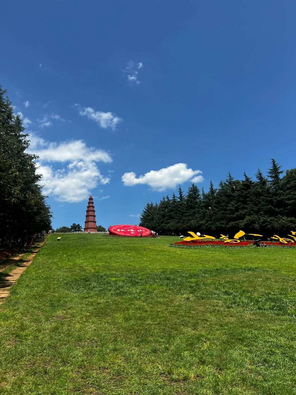 玉溪红塔山 玉溪的天气真的好热呢～ 但是红塔山景区免费～ 停车也