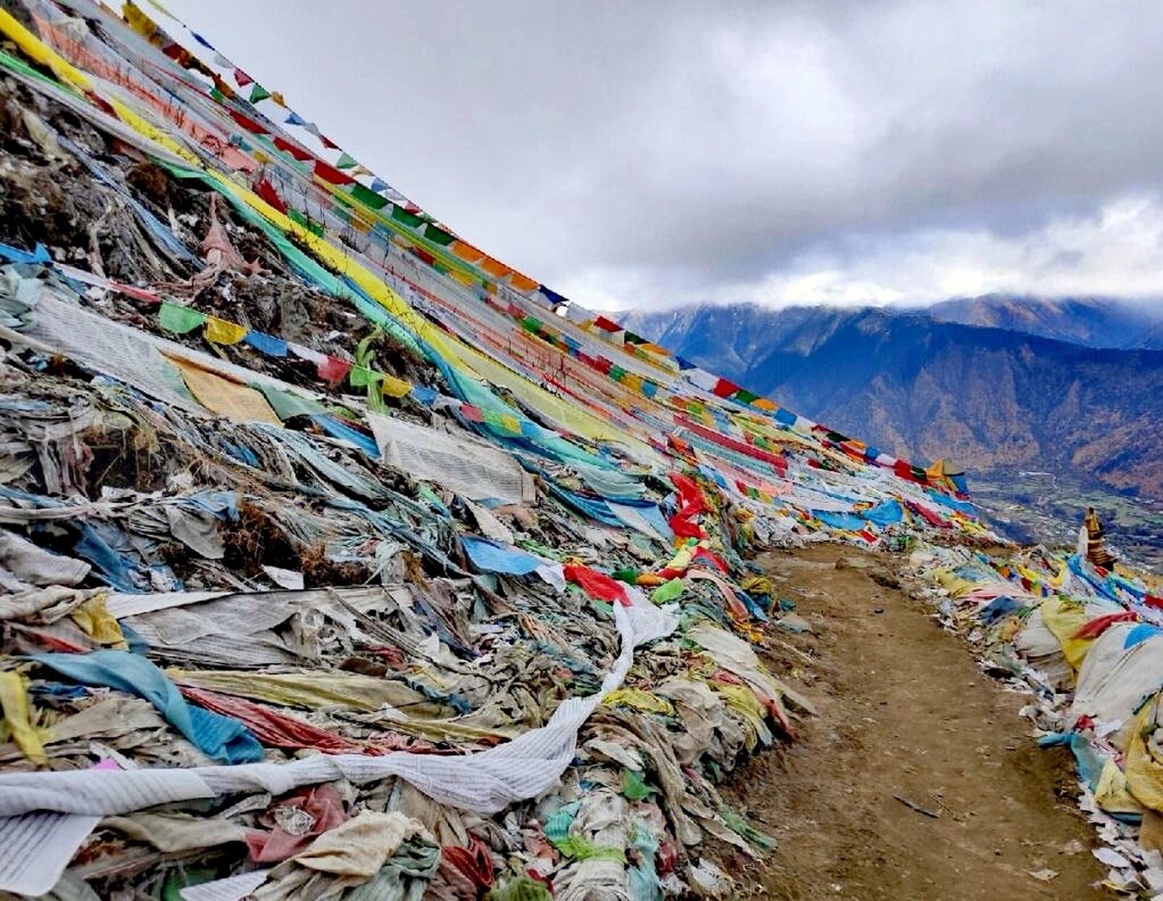 苯日神山图片