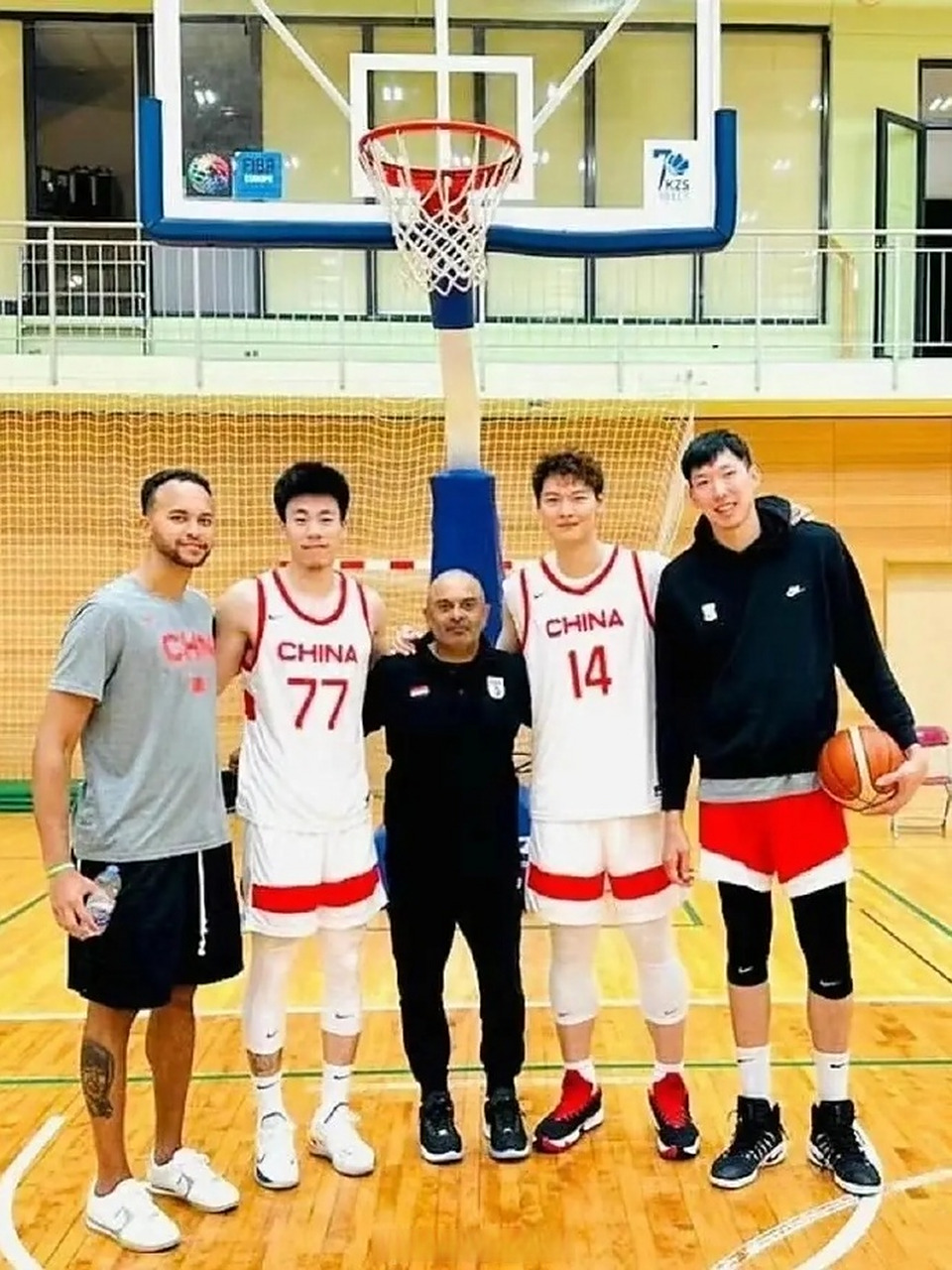 李凯尔张镇麟王哲林周琦合影#  今天中国男篮在热身赛中战胜埃及队