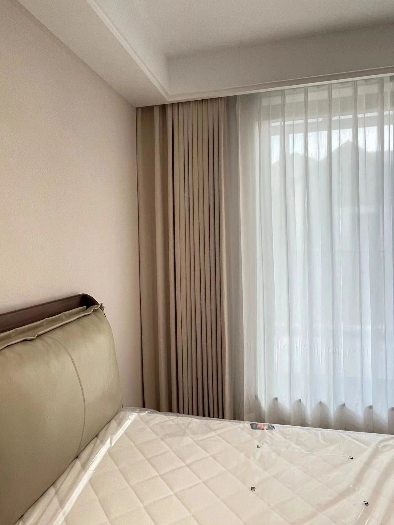 黑胡桃家具这样搭配窗帘,温馨又高级 选择黑胡木家具的亲们,窗帘可以
