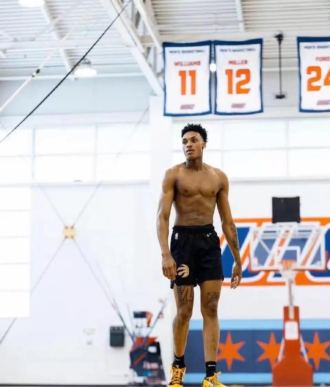 8cm,臂展213cm,体重94公斤. 数据:2022/2023大学期间,出战31.