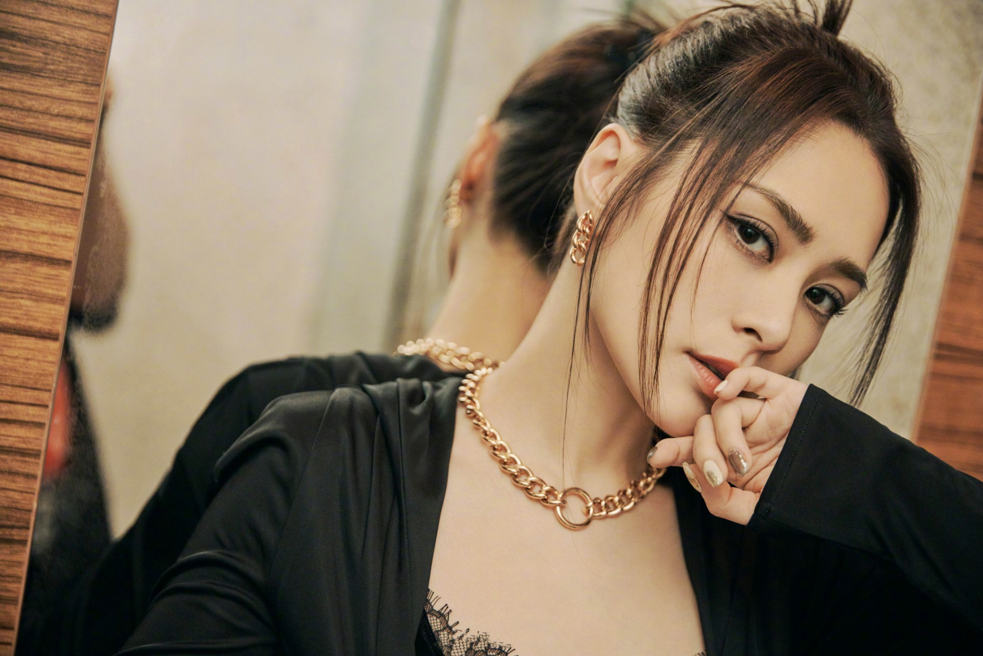 钟欣潼甜酷写真组图,黑色蕾丝抹胸蓝色短裙,优雅大气