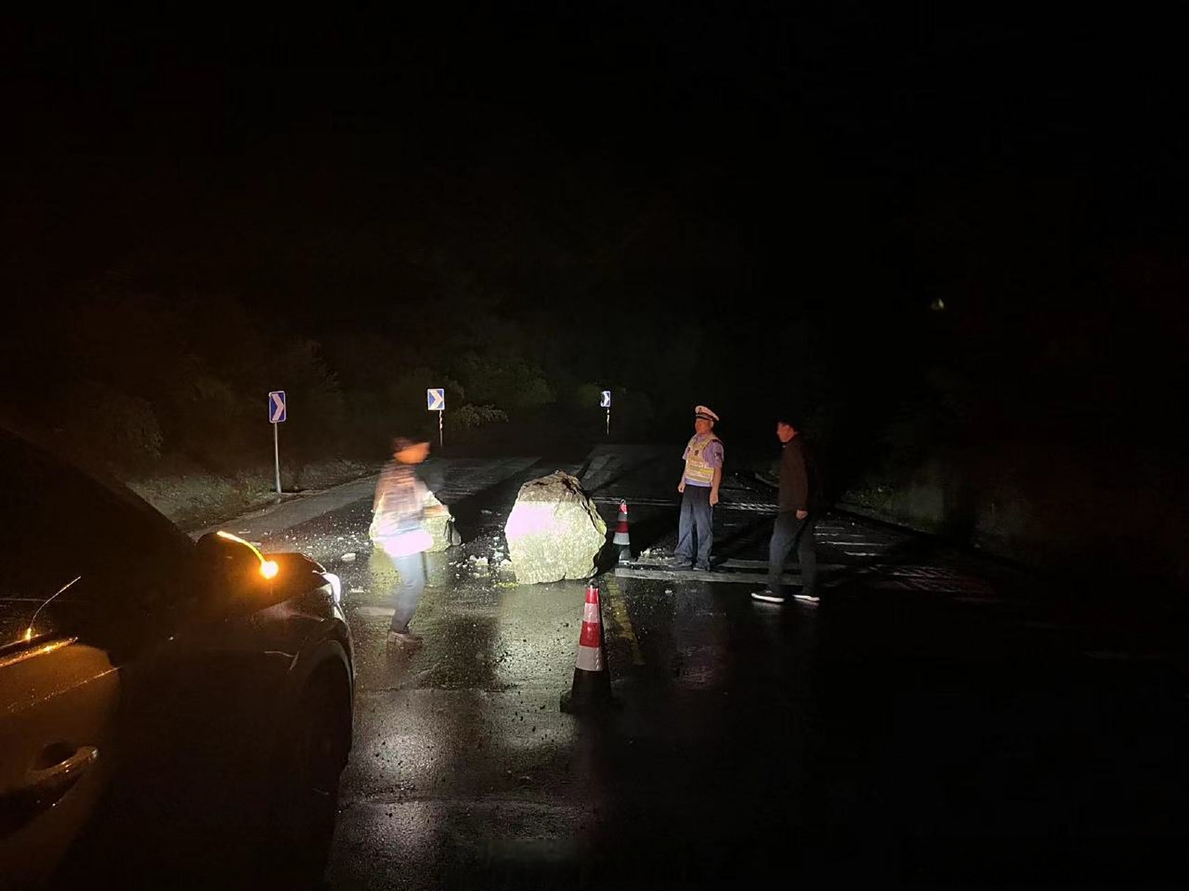 西峡交警# 【山体滑坡石块滚落 西峡交警紧急除险】6月17日夜,大雨