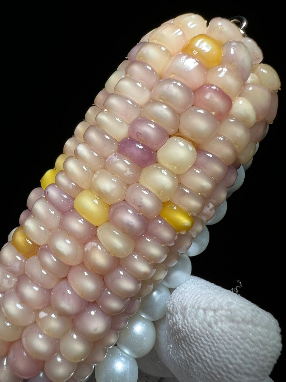 修补处理,再做防虫,灭火,注胶,加固等等流程,才能成为文玩玉米手把