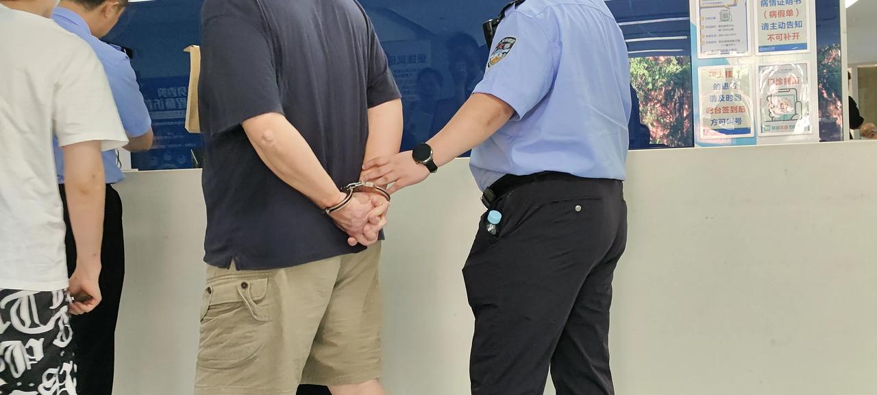 昨天去医院就诊,突然看到从一个诊室内走出三个公安,还押着一个手上戴
