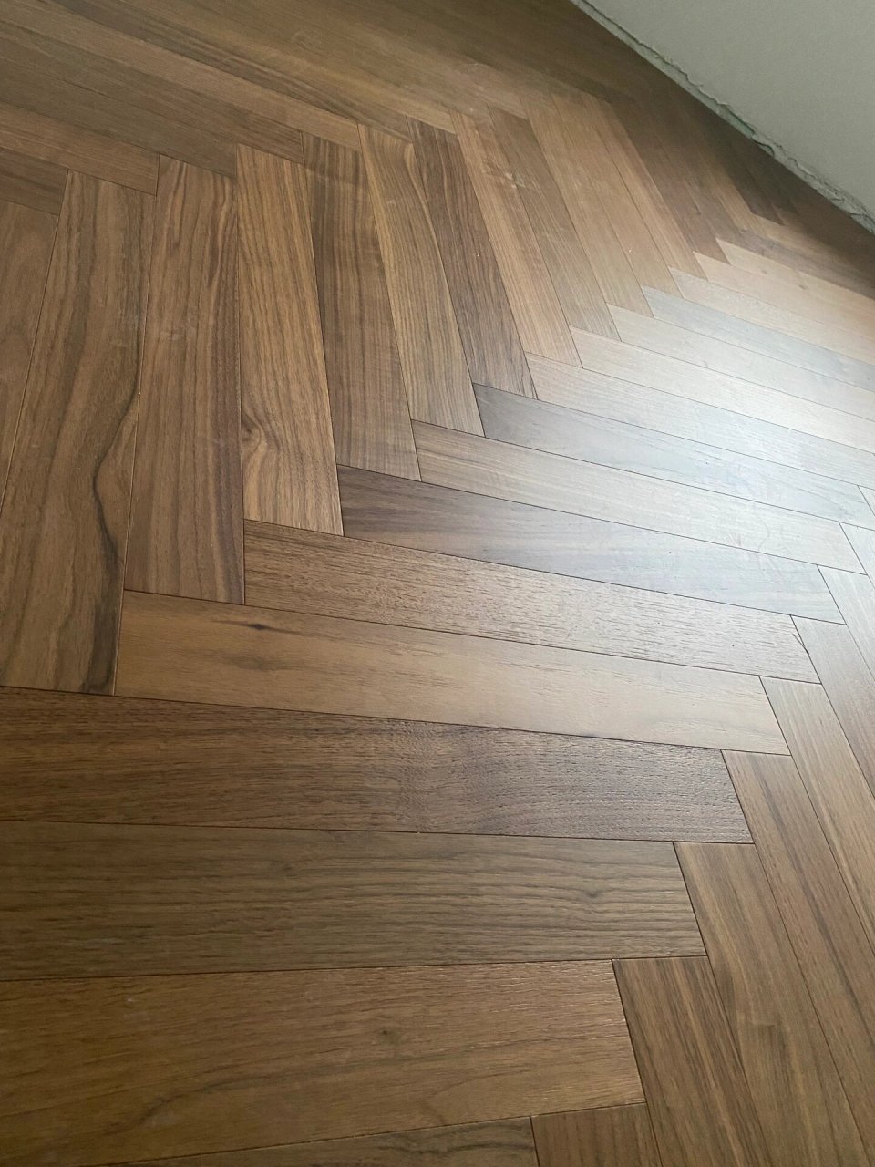 梵戴克地板黑胡桃多层人字拼实铺效果,赞吗 vandyck梵戴克地板,为生活