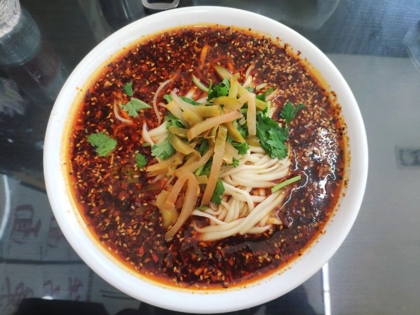 推荐东北美食-麻辣面 咸辣鲜香的代表作之一面条劲道,榨菜咸香爽脆,最