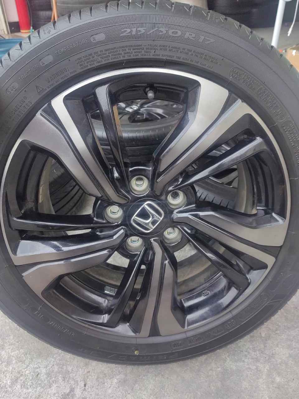 思域拆下原厂17寸高配轮毂带胎,成色精品,轮毂孔距5x114.