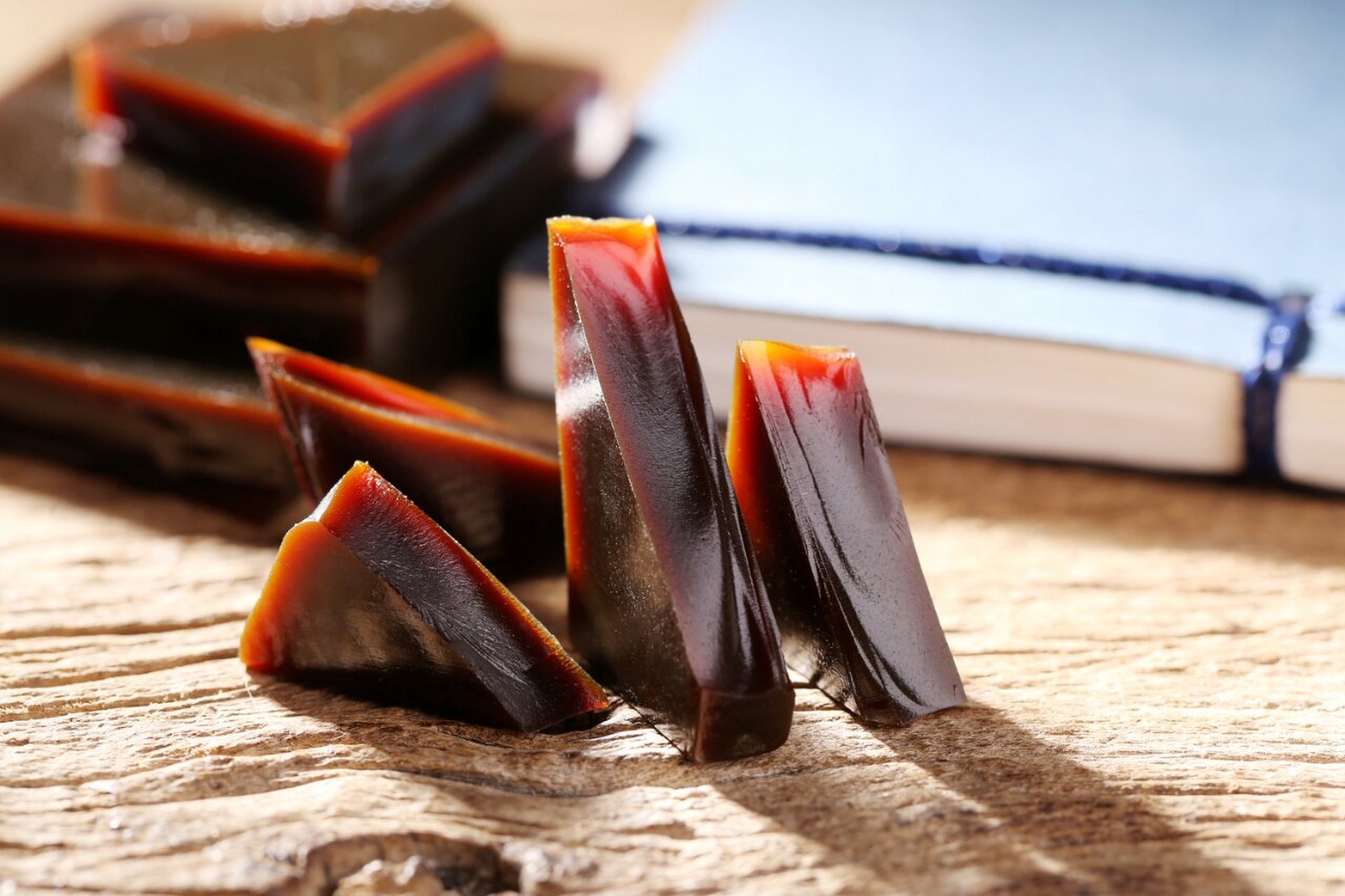 常说的阿胶,是用驴皮经漂泡去毛后熬制而成的胶块.