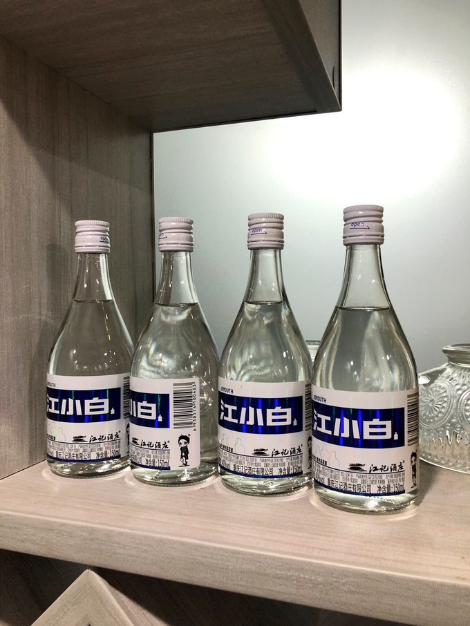 江小白青春版150ml的精致小圆瓶