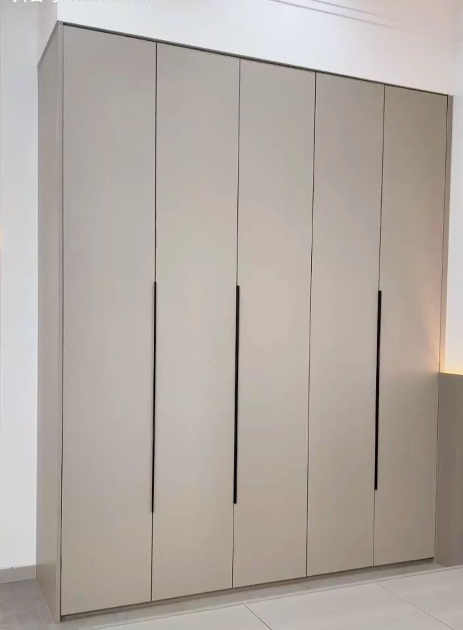 马上要刷乳胶漆了,想着卧室背景墙刷个颜色,卡其灰的柜子配什么颜色