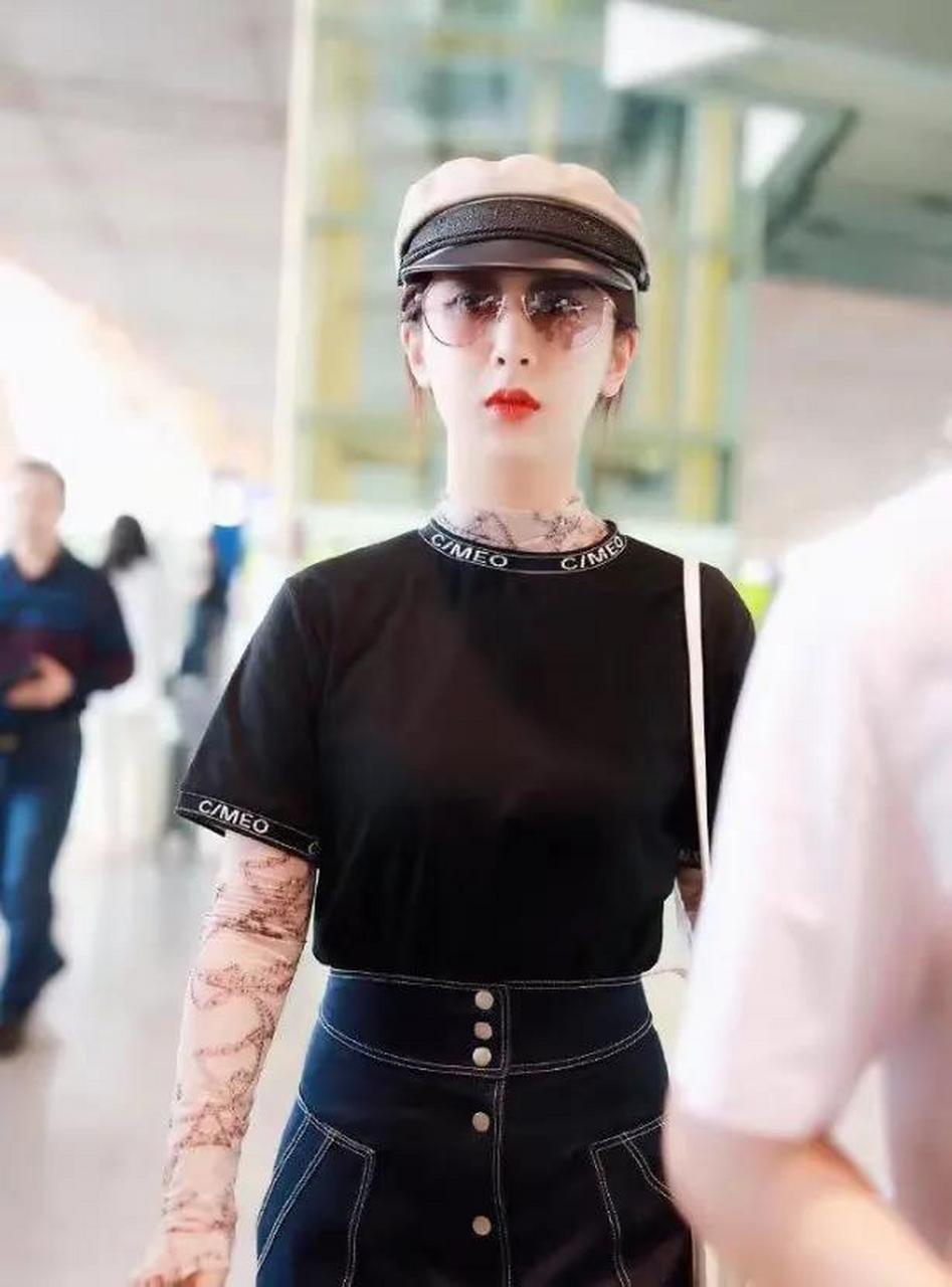 胳膊像是纹身似的,不好看