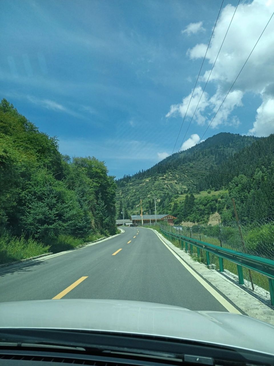 宽阔道路风景图图片