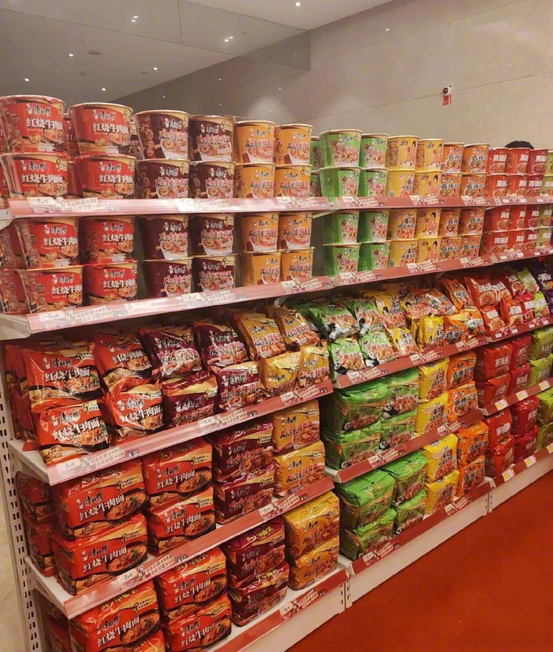 面桶装泡面该如何陈列才比较好看方便面地堆造型超市康师傅系列方便面