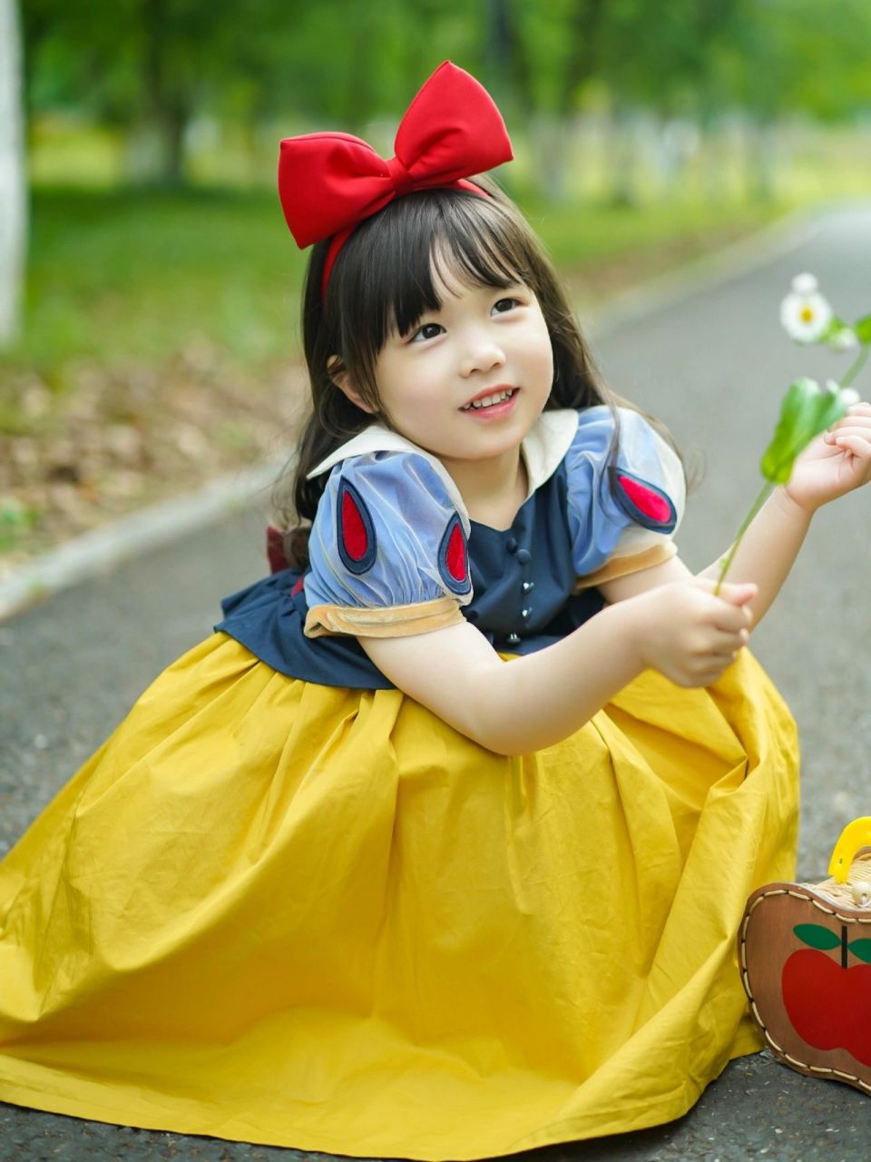 女孩子都会喜欢的白雪公主裙了吧～ 	 太精致啦 #骗你生女儿# #女童穿
