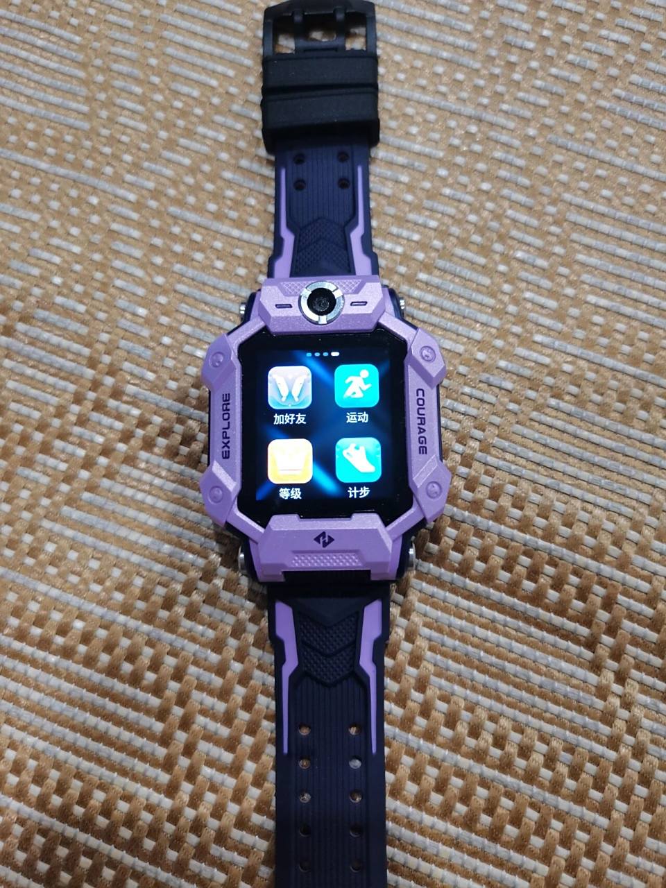 奈何女儿非要买小天才,说可以加好友,还可以立起来 看了好久,在z7和7a