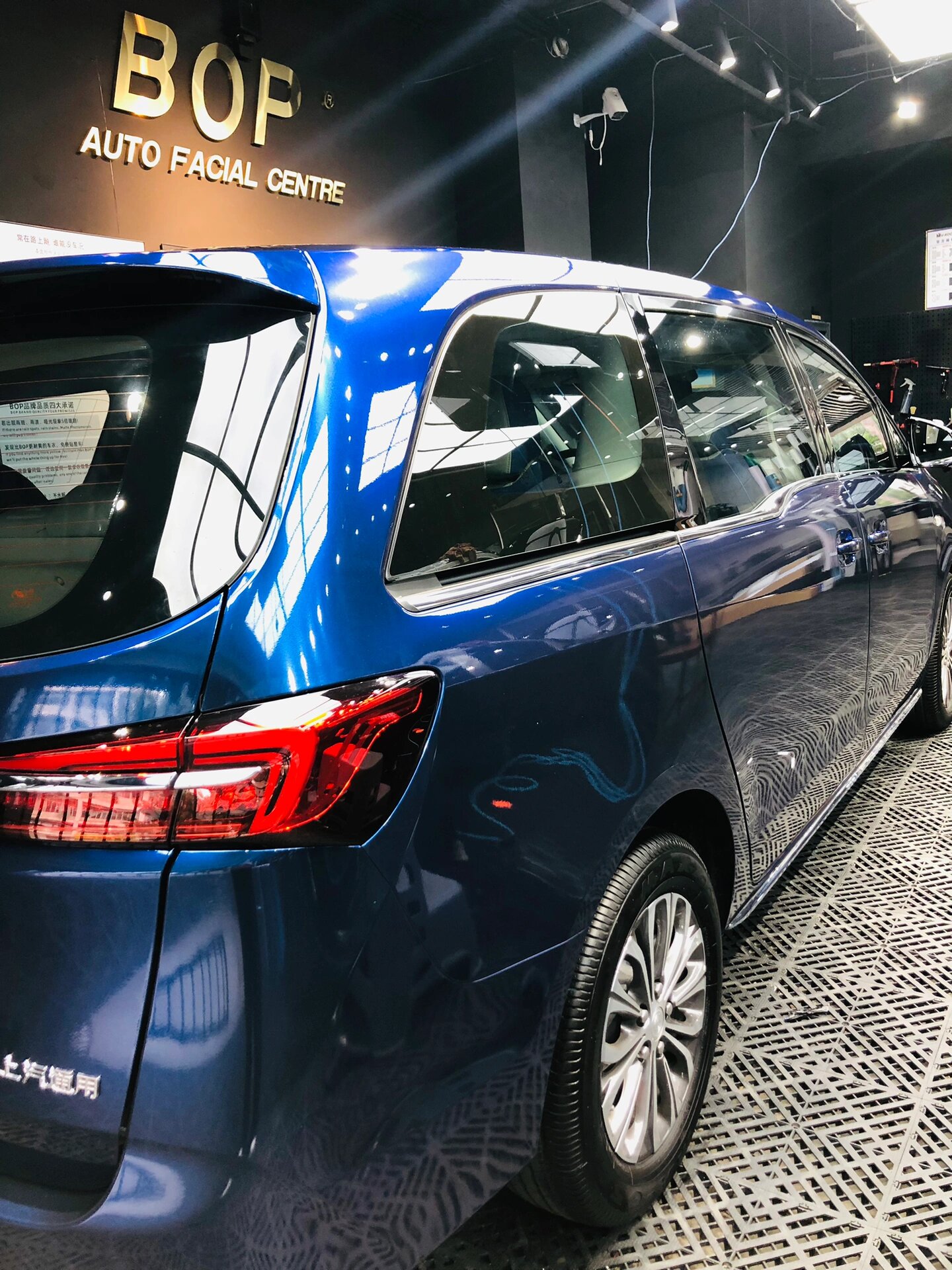 别克gl8丨改色案例  这个车型贴改色还是极少遇到的呢 别说 贴出来还