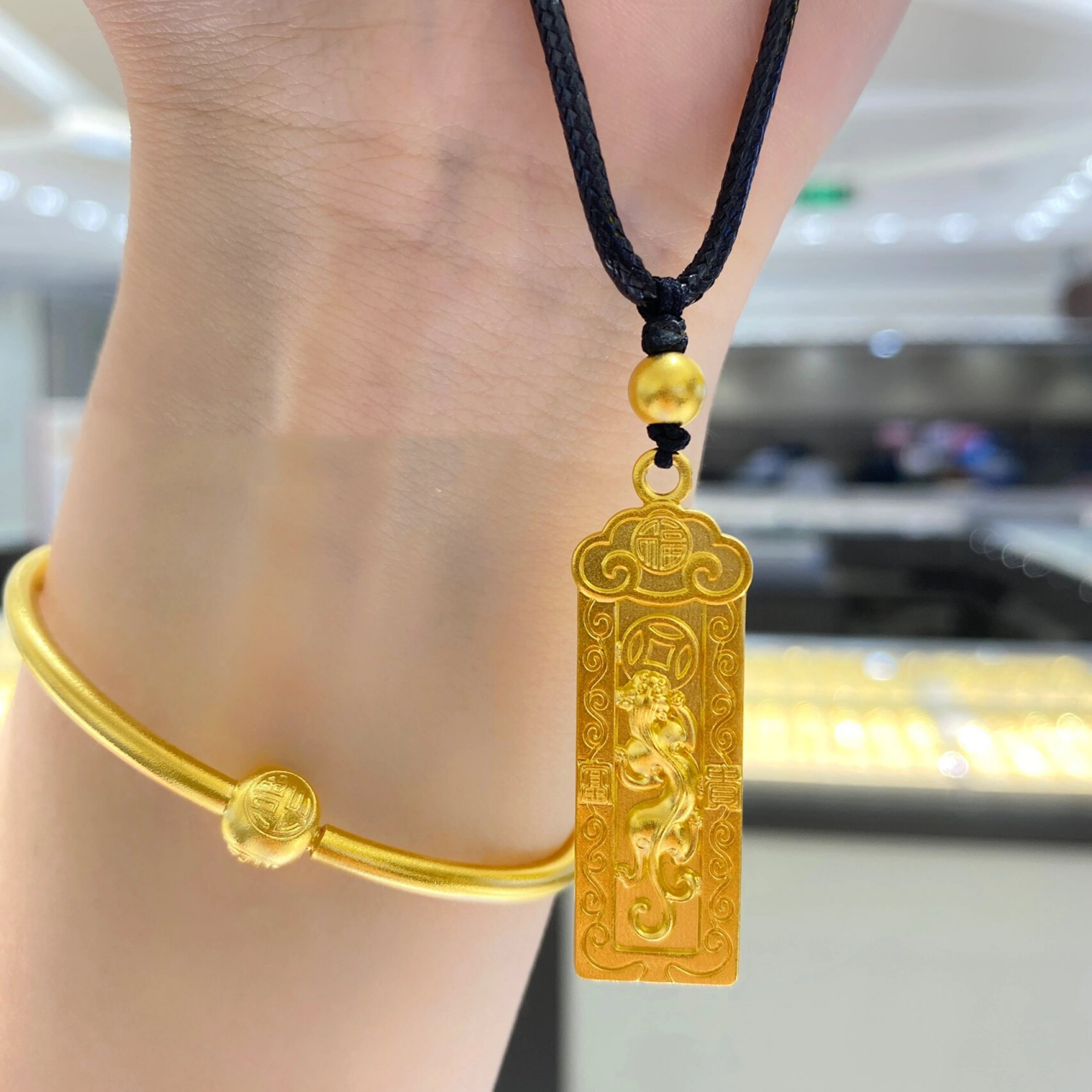 轻松打造潮流boy的造型赞 男士们绝对无法拒绝无事牌黄金吊坠97